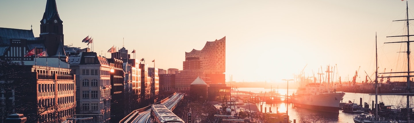 Foto: Blick auf Hamburg mit Elbphilharmonie und Hafen